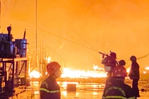 Xưởng gỗ bị thiêu rụi trong đêm ở TP.HCM