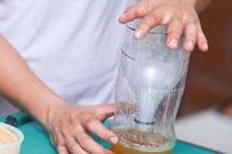 Tự làm bẫy diệt muỗi