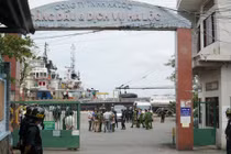 Lực lượng chức năng khám xét khẩn cấp công ty TNHH Hà Lộc.