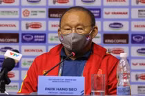 HLV Park chia sẻ với truyền thông sau trận đấu Đài Loan tối 27/10. Ảnh: VFF