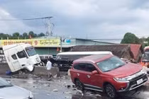 Cuộn thép rơi xuống đường, ôtô lao lên dải phân cách