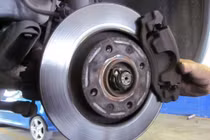 Xử lý như thế nào khi phanh xe ô tô bị bó cứng?