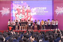 Duy Mạnh được fan tổ chức sinh nhật ở trường Marie Curie