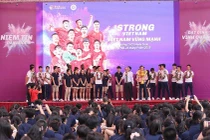 Duy Mạnh được fan tổ chức sinh nhật ở trường Marie Curie