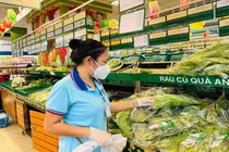 Bộ Y tế khuyến cáo không phun chất khử khuẩn, chất tẩy rửa lên thực phẩm dù là phun ở bên ngoài. (Ảnh minh họa).