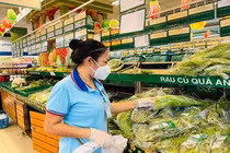 Bộ Y tế khuyến cáo không phun chất khử khuẩn, chất tẩy rửa lên thực phẩm dù là phun ở bên ngoài. (Ảnh minh họa).