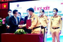 Ông Daiki Mihara, Tổng Giám đốc Công ty Honda Việt Nam ký kết hợp tác với đại diện Cục Cảnh sát giao thông - Cục trưởng Nguyễn Văn Trung.