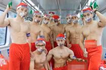 Sở Văn hóa sẽ xử lý vụ cởi trần quảng cáo trên tàu điện