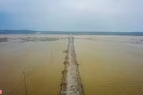 Quốc lộ 49B bong tróc từng mảng lớn