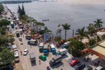 Quốc lộ 1 ùn tắc vì dòng xe chở hàng cứu trợ