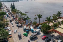 Quốc lộ 1 ùn tắc vì dòng xe chở hàng cứu trợ