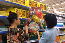 Nhộn nhịp thị trường quà Tết: Độc lạ, sang trọng hay thiết thực?