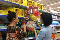 Nhộn nhịp thị trường quà Tết: Độc lạ, sang trọng hay thiết thực?