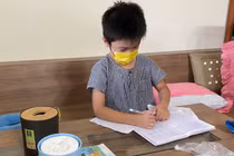 Cậu bé 7 tuổi vào viện chữa Covid-19 và trở về nhà một mình