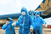 Hỏa tốc mở cửa nhập cảnh, nối lại chuyến bay quốc tế sau một ngày tạm dừng