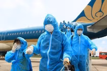 Hỏa tốc mở cửa nhập cảnh, nối lại chuyến bay quốc tế sau một ngày tạm dừng