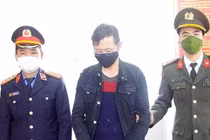 Cơ quan chức năng bắt giữ bị can Nguyễn Đức Hùng.