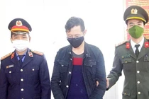 Cơ quan chức năng bắt giữ bị can Nguyễn Đức Hùng.