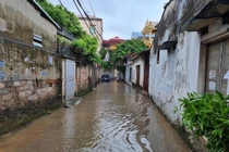 Nhiều đoạn đường Hà Nội ngập sâu trong nước.