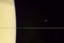 Ảnh đẹp vòng nhẫn sao Thổ mỏng lỳ, tỏa sáng cùng ba mặt trăng