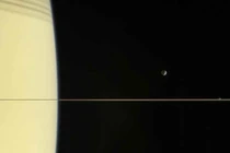 Ảnh đẹp vòng nhẫn sao Thổ mỏng lỳ, tỏa sáng cùng ba mặt trăng