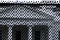 Mỹ dựng rào quanh Nhà Trắng phòng bạo loạn ngày bầu cử