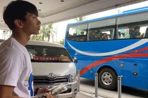 ‘Người hùng’ Đoàn Văn Hậu bịn rịn chia tay U22 Việt Nam