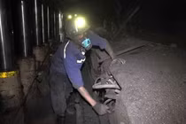 Xuống lòng đất cùng thợ mỏ