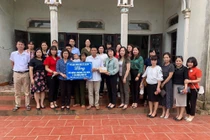 Hà Nội: Tặng quà cho giáo viên mầm non bị bệnh hiểm nghèo