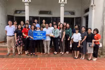 Hà Nội: Tặng quà cho giáo viên mầm non bị bệnh hiểm nghèo