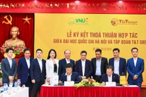 Chủ tịch HĐQT kiêm Tổng Giám đốc T&T Group Đỗ Quang Hiển và GS.TS Lê Quân, Giám đốc ĐHQHN ký kết Thỏa thuận hợp tác chiến lược.
