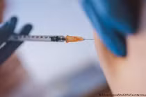 Tiêm ít nhất 87 mũi vắc xin COVID-19 để bán thẻ tiêm