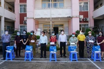 Lãnh đạo Sở Thông tin và Truyền thông TPHCM tặng quà cho người dân, hộ gia đình gặp khó khăn