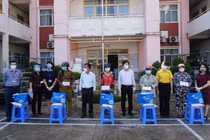 Lãnh đạo Sở Thông tin và Truyền thông TPHCM tặng quà cho người dân, hộ gia đình gặp khó khăn