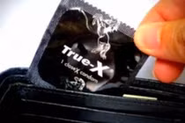 Trong cặp sách chồng có vỏ bao cao su