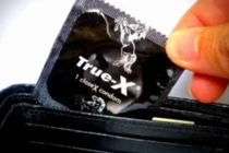 Trong cặp sách chồng có vỏ bao cao su