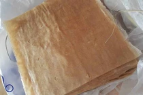 Lá chuối bảo quản bánh đa nem ngày Tết