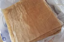 Lá chuối bảo quản bánh đa nem ngày Tết