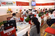 Vì sao các ngân hàng đua nhau miễn phí dịch vụ?