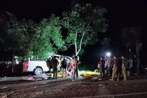 Hai ôtô đấu đầu, 8 người chết