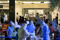 Hà Nội: Xuyên đêm lấy mẫu xét nghiệm cho 3.600 cư dân Park 11 - Times City