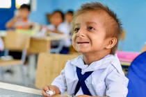 Lội bùn, băng rừng đưa bé tý hon K'Rễ về làng an táng