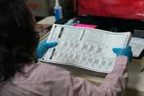 Phe ông Trump yêu cầu dừng kiểm phiếu qua đường bưu điện tại Nevada