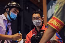 Bị phạt vì ăn ở công viên tại TP.HCM