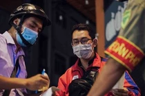 Bị phạt vì ăn ở công viên tại TP.HCM