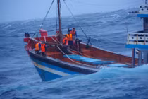 Xuyên đêm cứu 13 người trên tàu kéo sà lan gặp sự cố khi vào đảo Lý Sơn trú bão