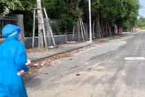 Xúc động nữ bác sĩ quân y ôm cháu bé chạy bộ đi cấp cứu