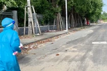 Xúc động nữ bác sĩ quân y ôm cháu bé chạy bộ đi cấp cứu