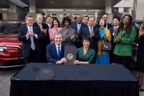 Quang cảnh ký kết ghi nhớ về việc xây dựng nhà máy sản xuất đầu tiên của VinFast tại thị trường Bắc Mỹ.