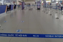 Sốc vì Covid: 79.000 hành khách "tháo chạy", sân bay không một bóng người!